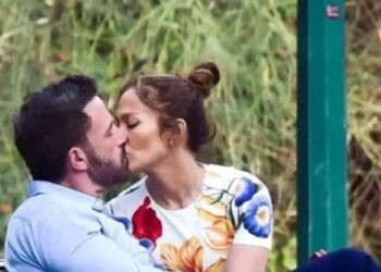 Jennifer Lopez liplocks husband Ben Affleck, video of open romance in the park goes viral