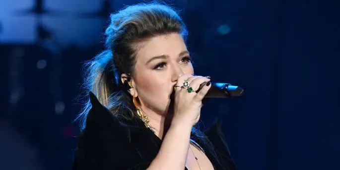 Surprise Guest Brings Kelly Clarkson to Tears During Las Vegas Performance 11 kelly clarkson